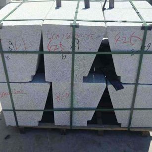 丹东 芝麻白异形坐凳，石凳