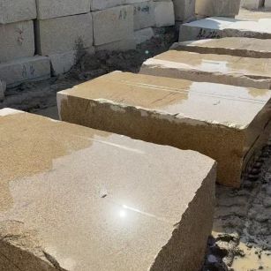 丹东 黄金麻方料堆场洗料分选中，原材料充足