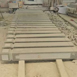 丹东 芝麻白异形加工雕刻-栏杆大柱，方柱