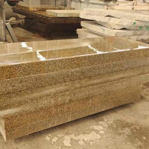 丹东 黄金麻栏杆料半成品加工中