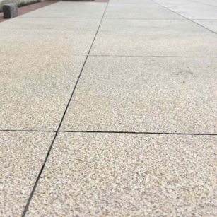 丹东 黄金麻花岗岩石板材荔枝面地面铺装效果