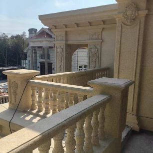 丹东 黄金麻别墅外墙干挂雕花配合阳台栏杆花瓶柱