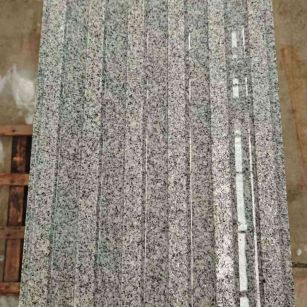 丹东 芝麻白花岗岩荔枝面雕刻盲道，盲条