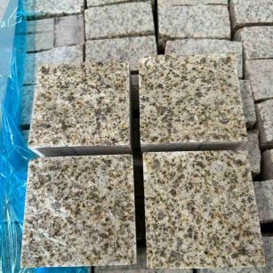 丹东 黄金麻花岗岩自然面小方块，弹石，马蹄石等