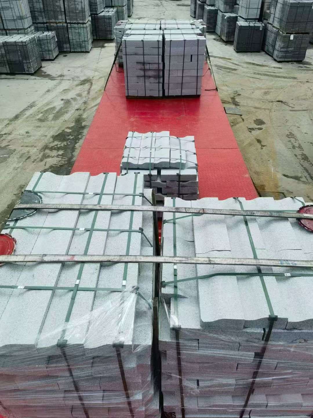 丹东 芝麻白仿形加直形路沿石出货日常