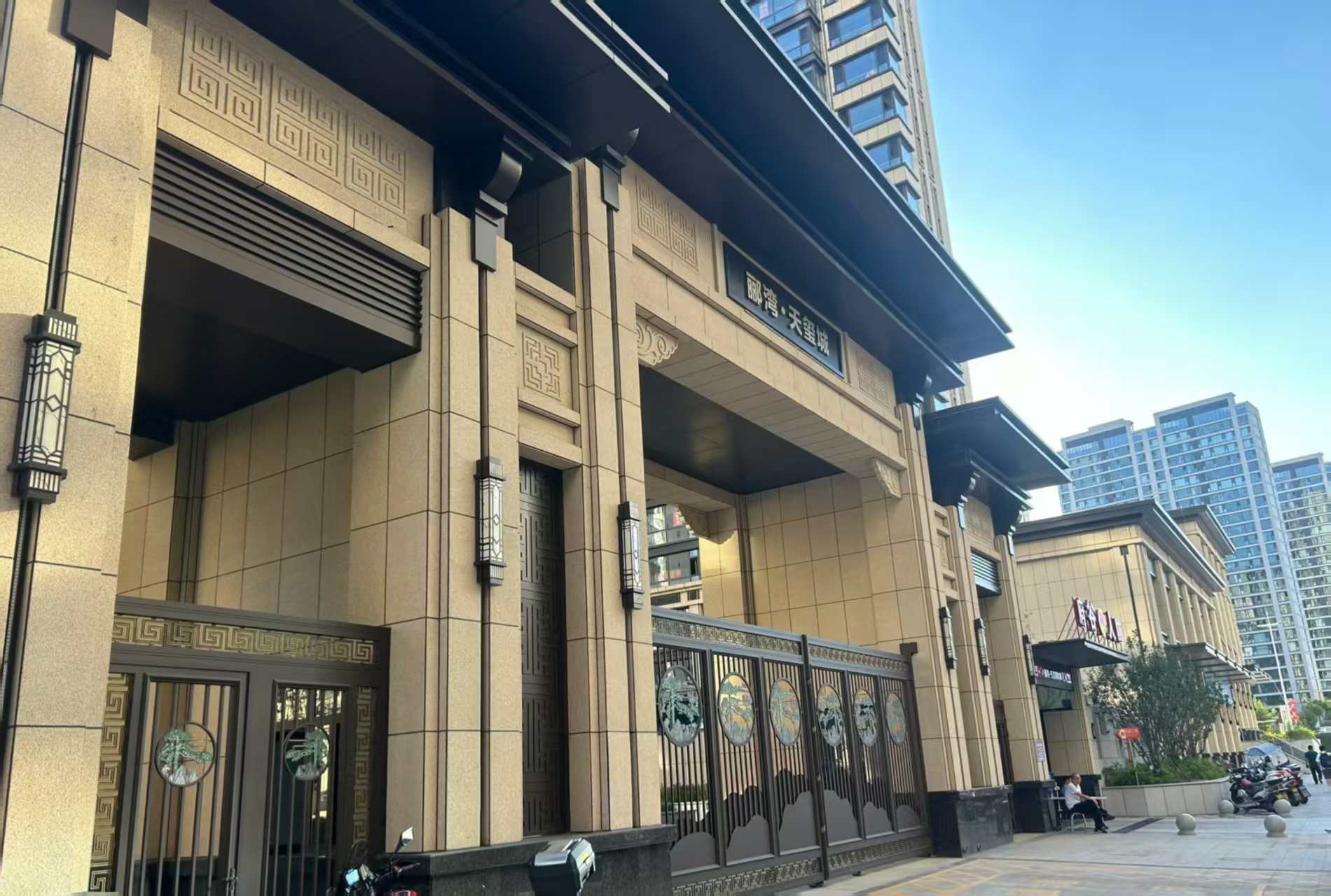 丹东 黄金麻花岗岩荔枝面小区门楼外墙干挂