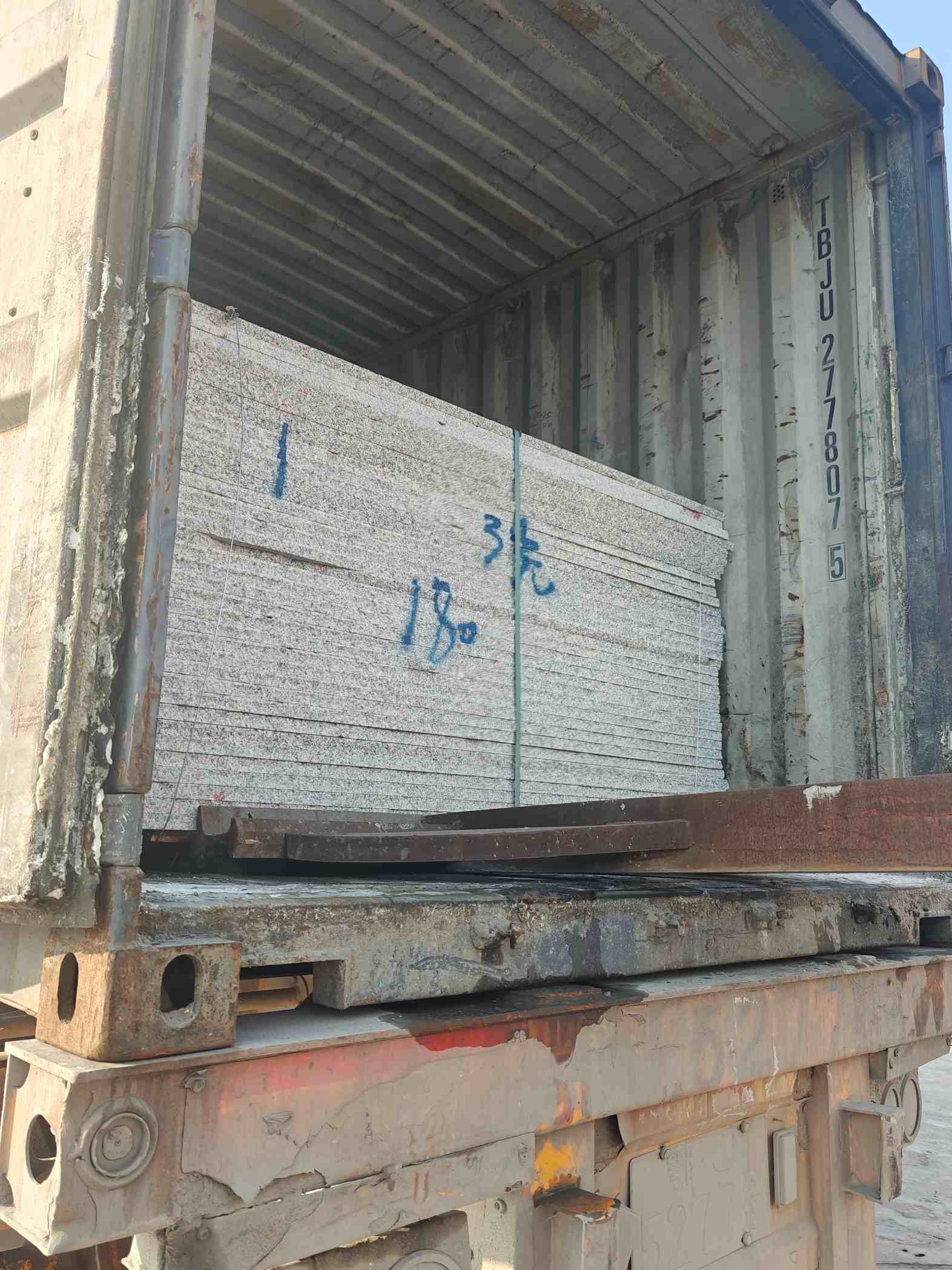 丹东 芝麻白花岗岩石材3.0公分光面毛板装柜出货