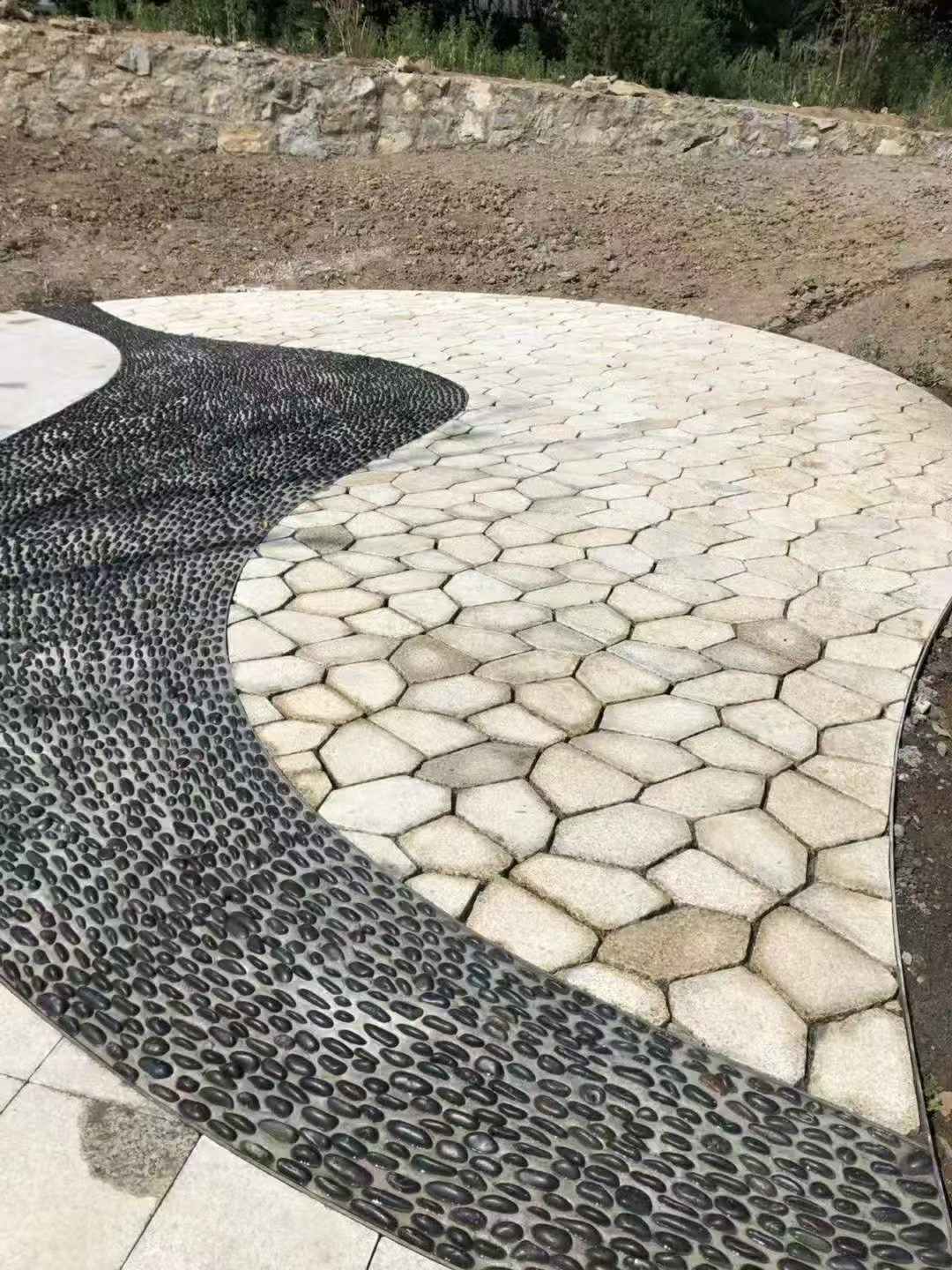 丹东 黄金麻冰裂纹地铺石工地铺装案例