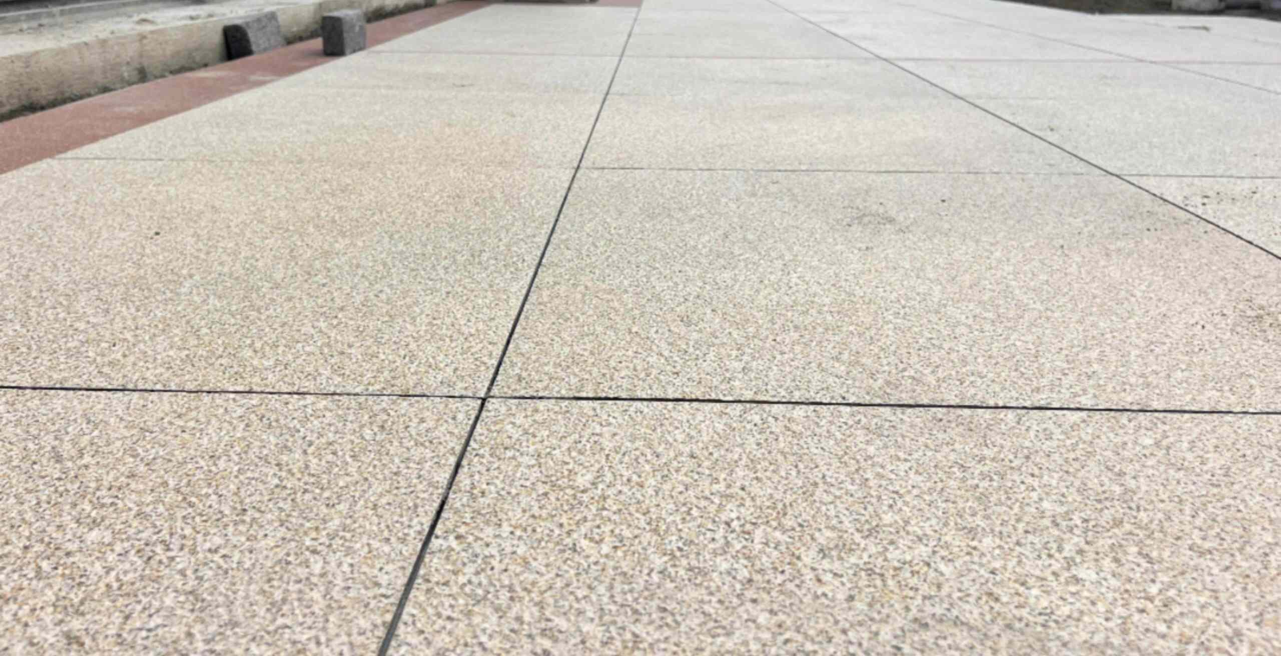 丹东 黄金麻花岗岩石板材荔枝面地面铺装效果