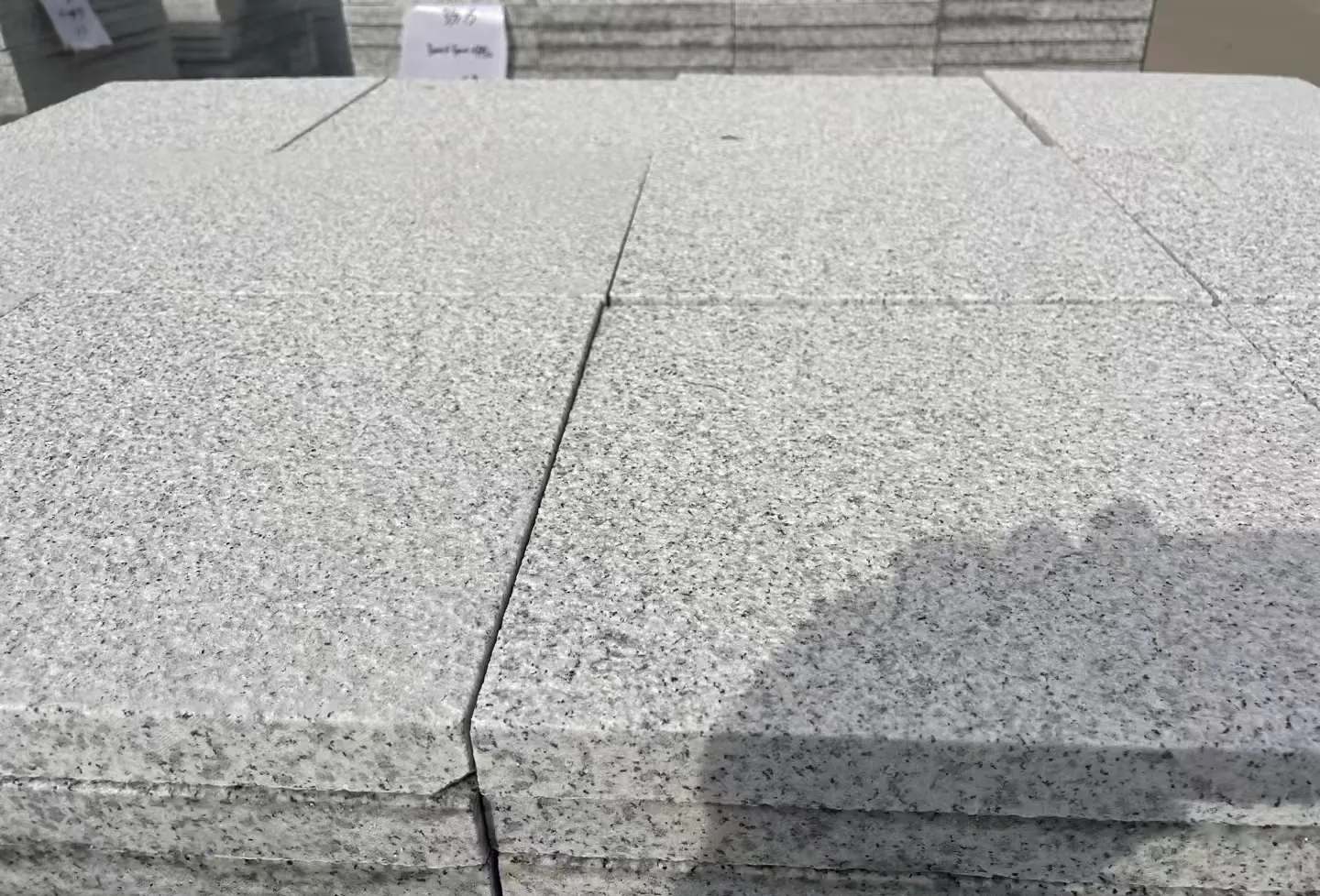 丹东 白麻花岗岩石材推荐 荔枝面地铺石