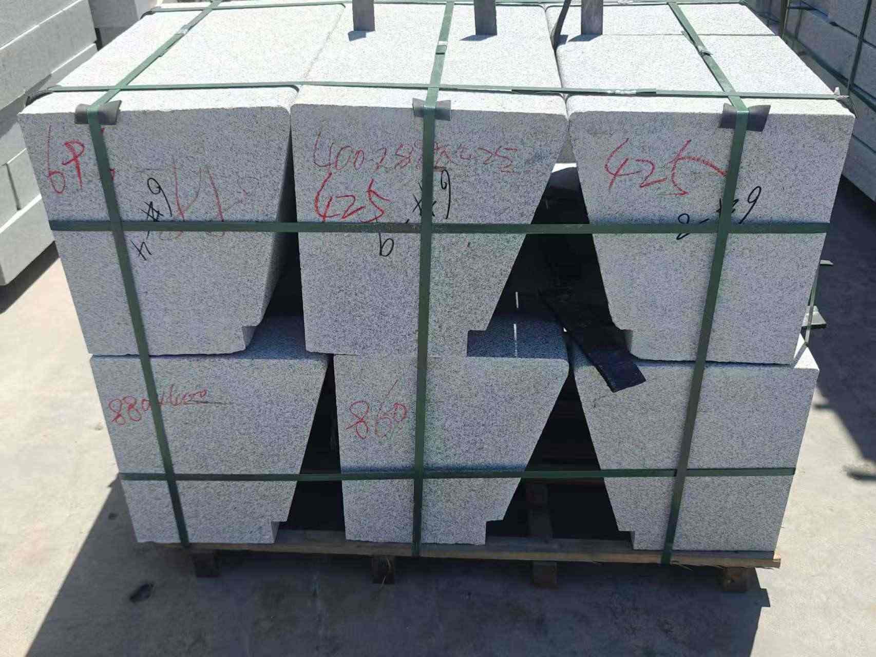 丹东 芝麻白异形坐凳，石凳