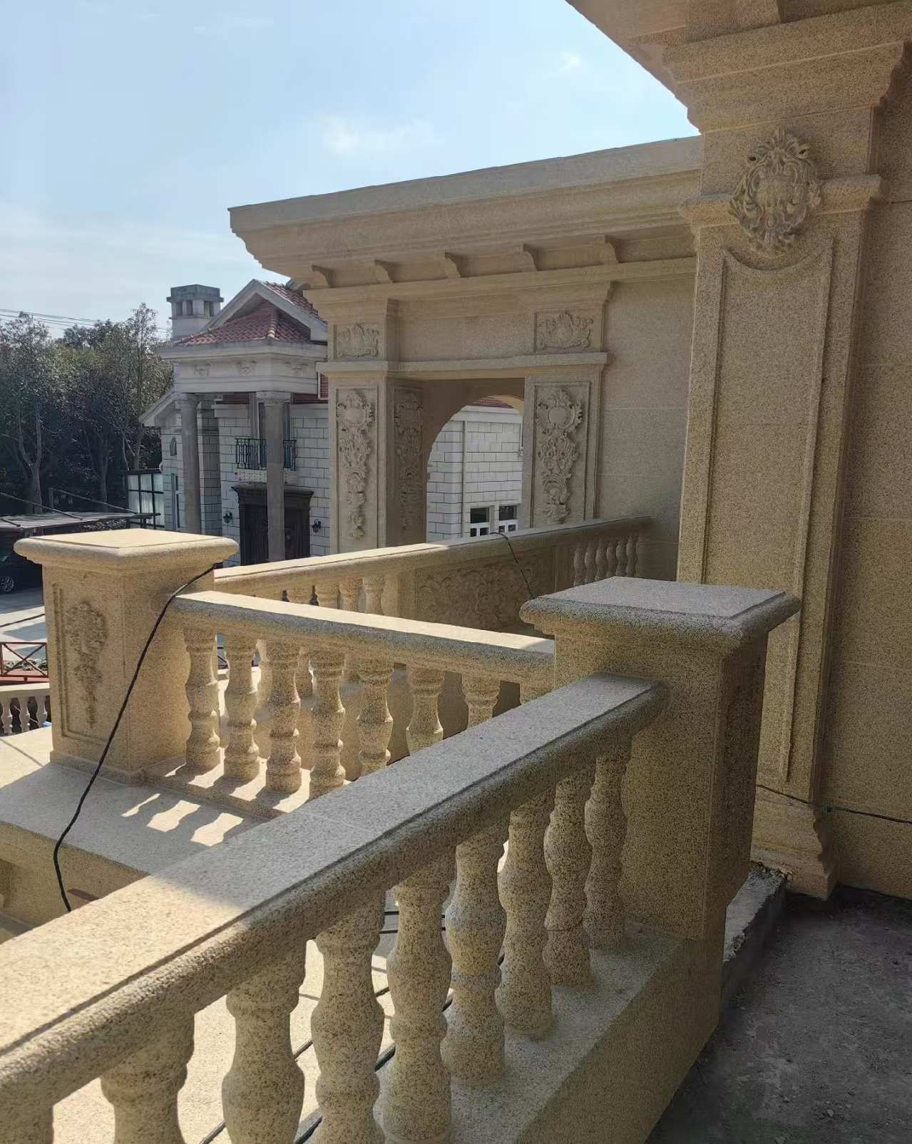 丹东 黄金麻别墅外墙干挂雕花配合阳台栏杆花瓶柱