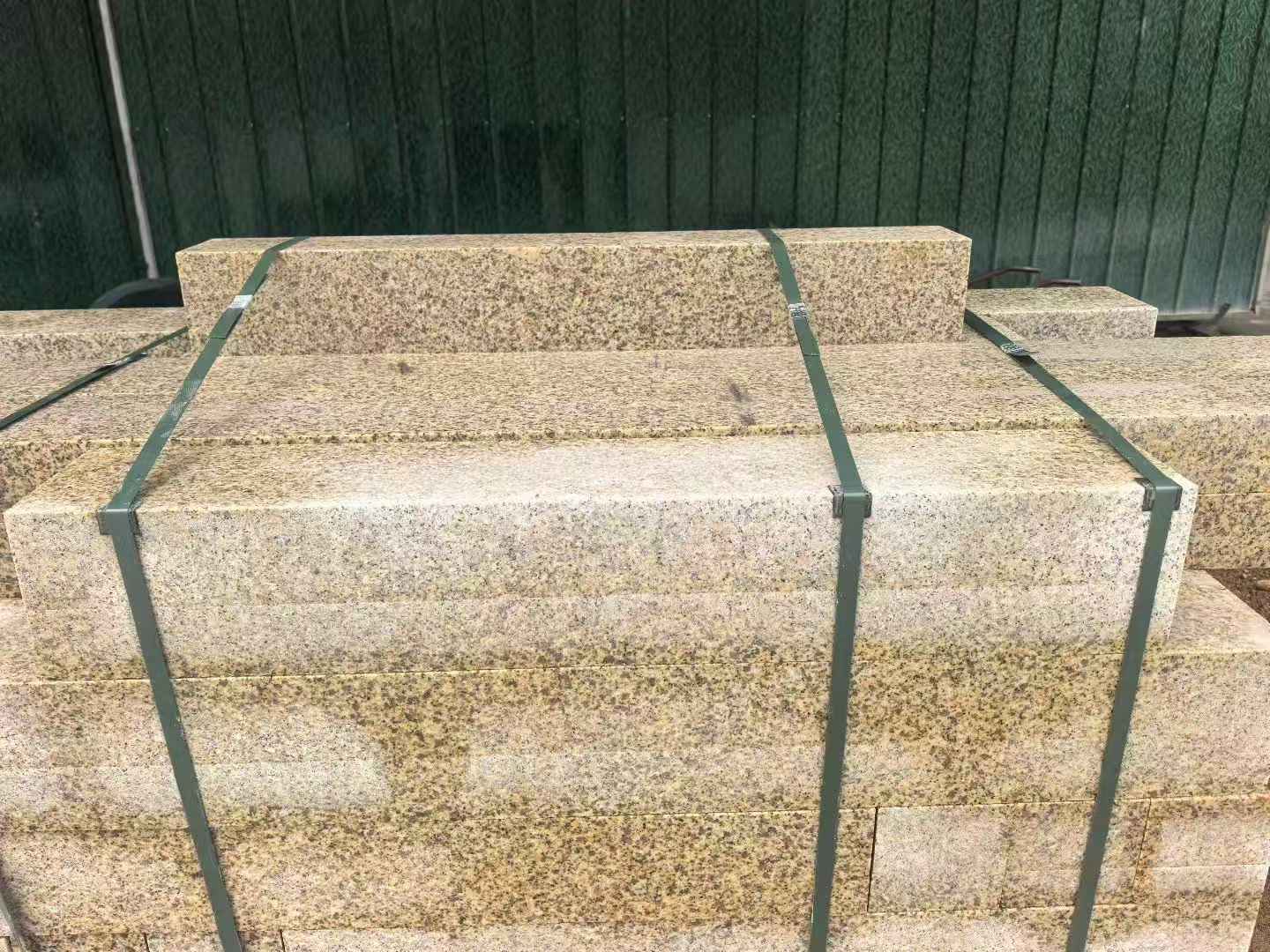 丹东 黄金麻花岗岩石材机切面栏杆料半成品