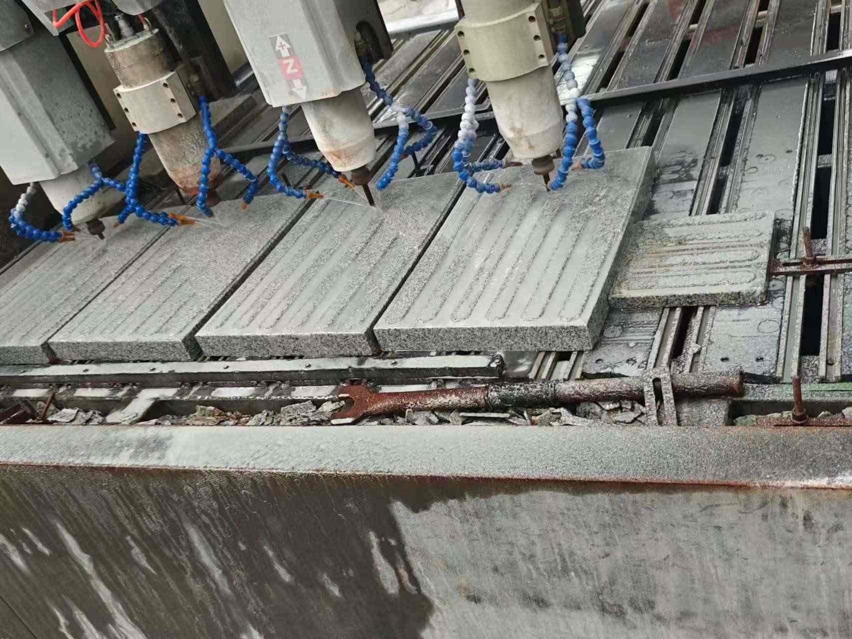 丹东 芝麻白花岗岩荔枝面盲道雕刻