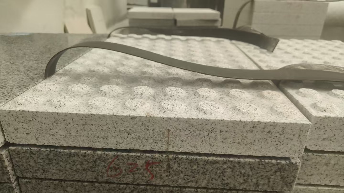 丹东 芝麻白花岗岩6.0公分荔枝面五轴加工雕刻盲点