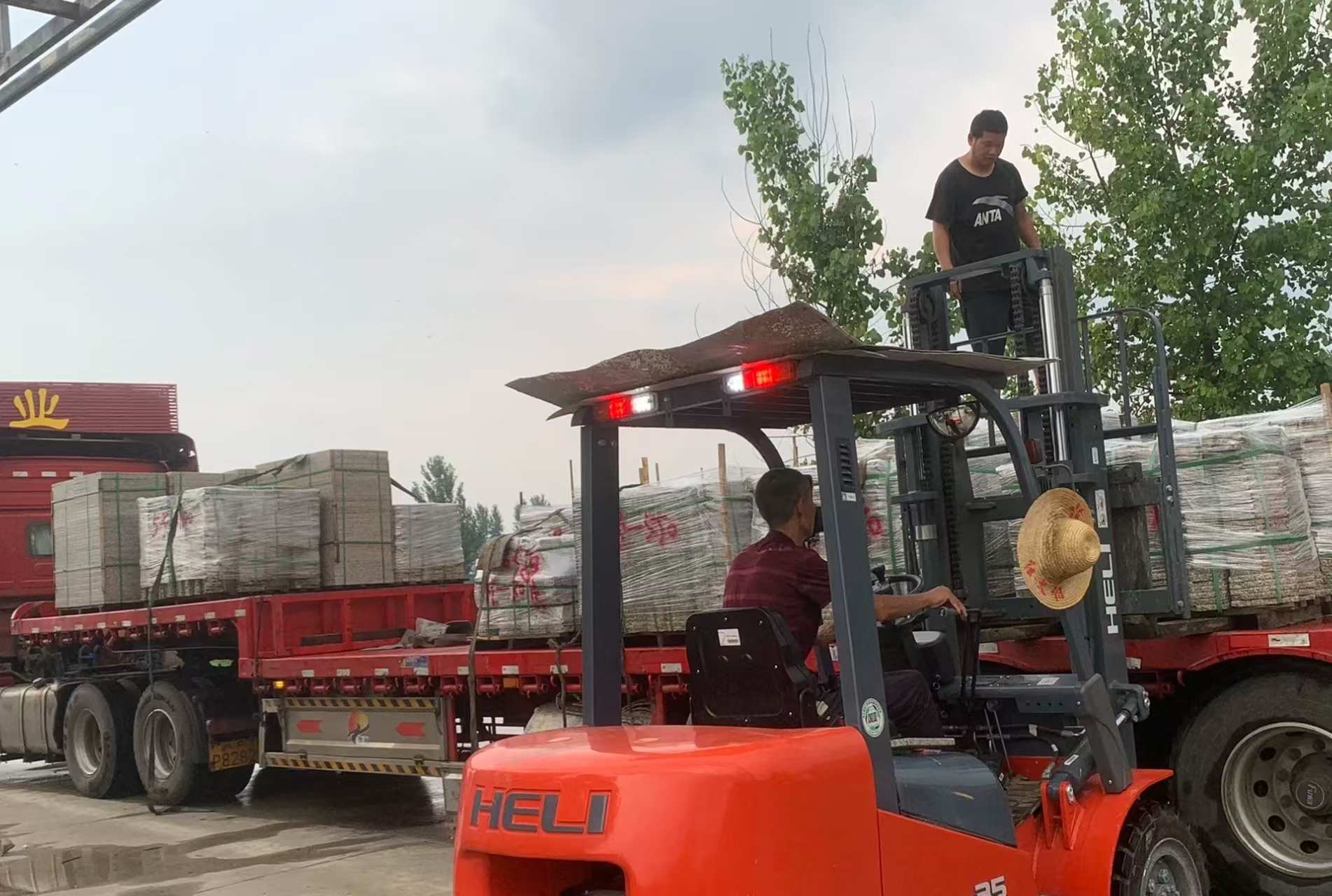 丹东 黄金麻冰裂纹，地铺石装车