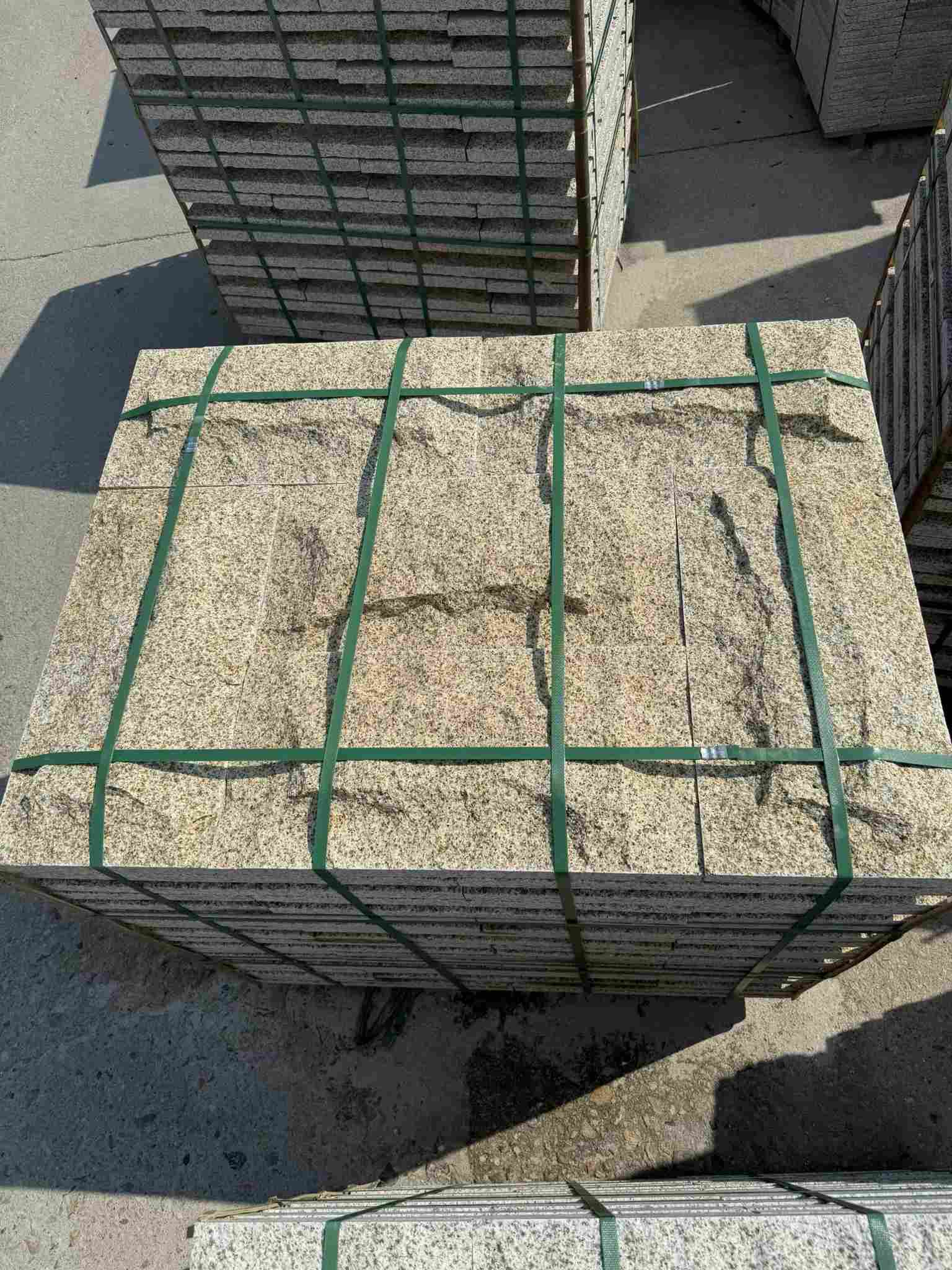 丹东 黄金麻花岗岩石材自然面蘑菇石成品