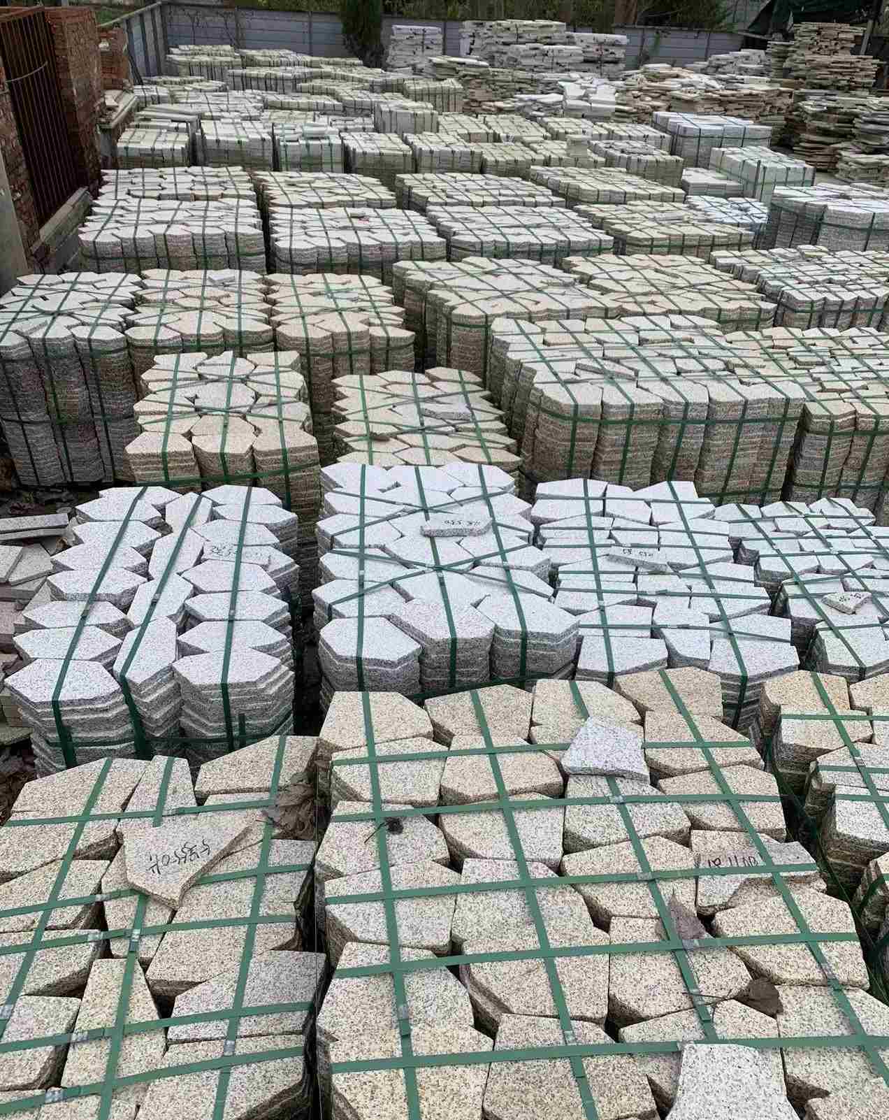 丹东 黄金麻白麻花岗岩荔枝面地铺石(冰裂纹)