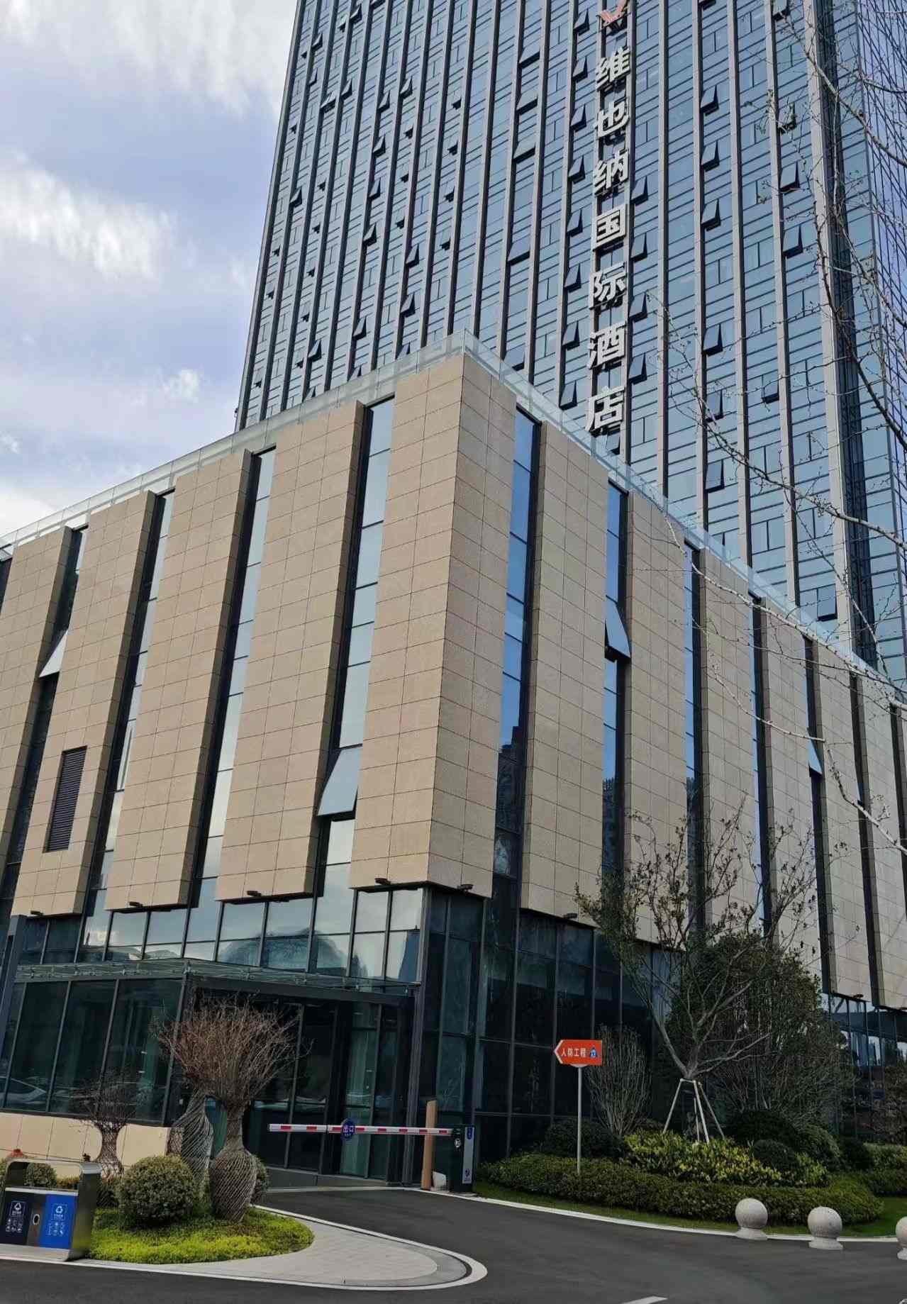 丹东 黄金麻花岗岩外墙干挂