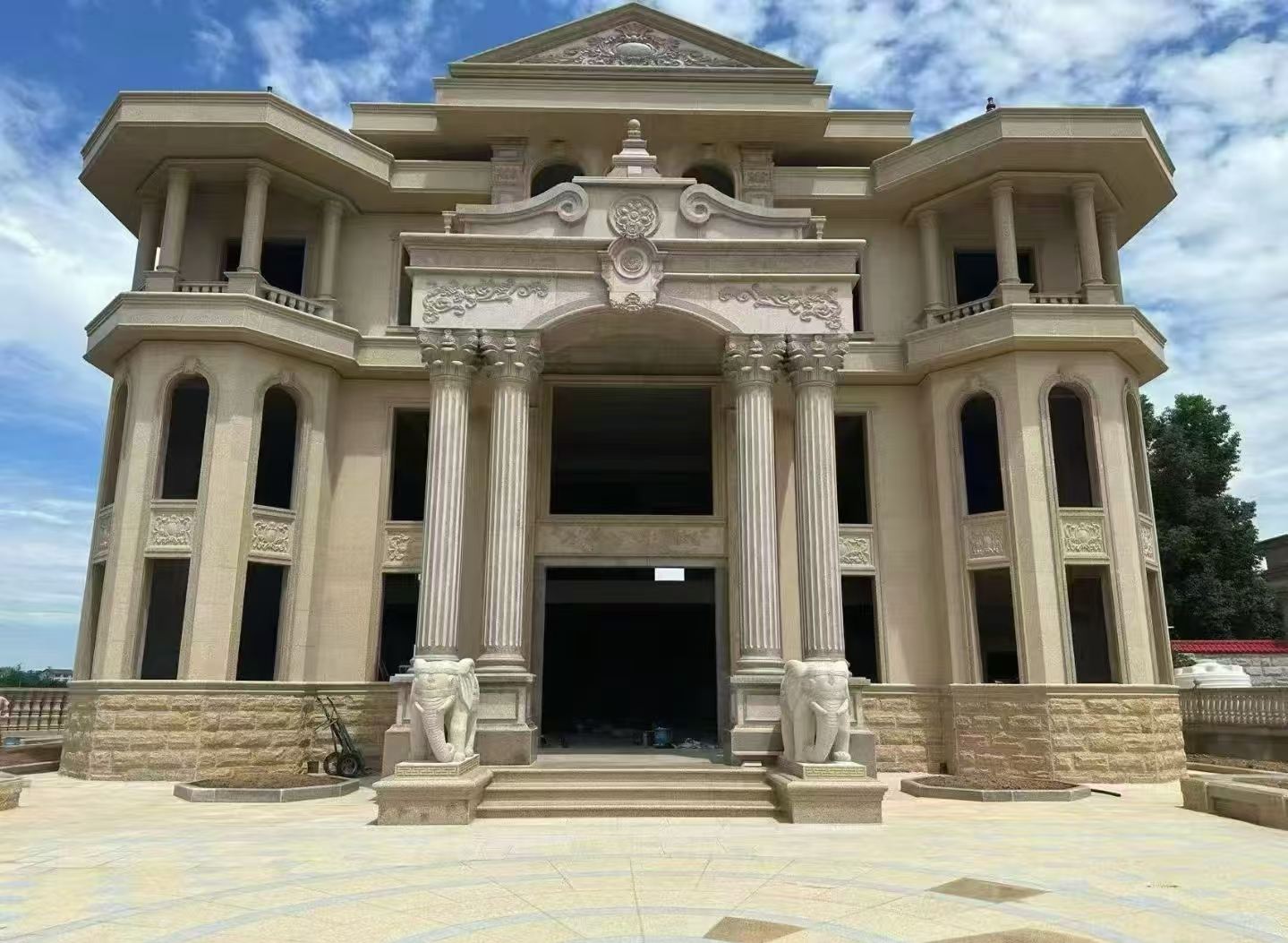 丹东 黄金麻别墅外墙干挂，大柱，大象，蘑菇石，雕花板