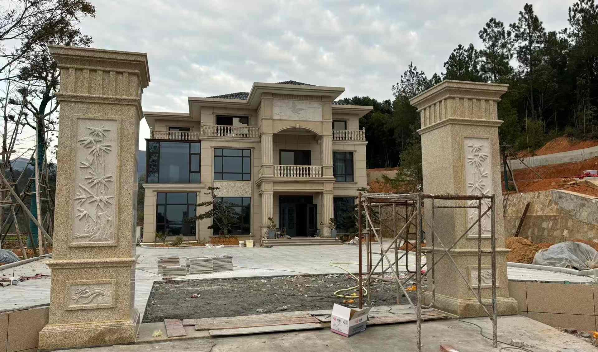 丹东 黄金麻花岗岩别墅雕花外墙干挂配上门口雕花罗马柱