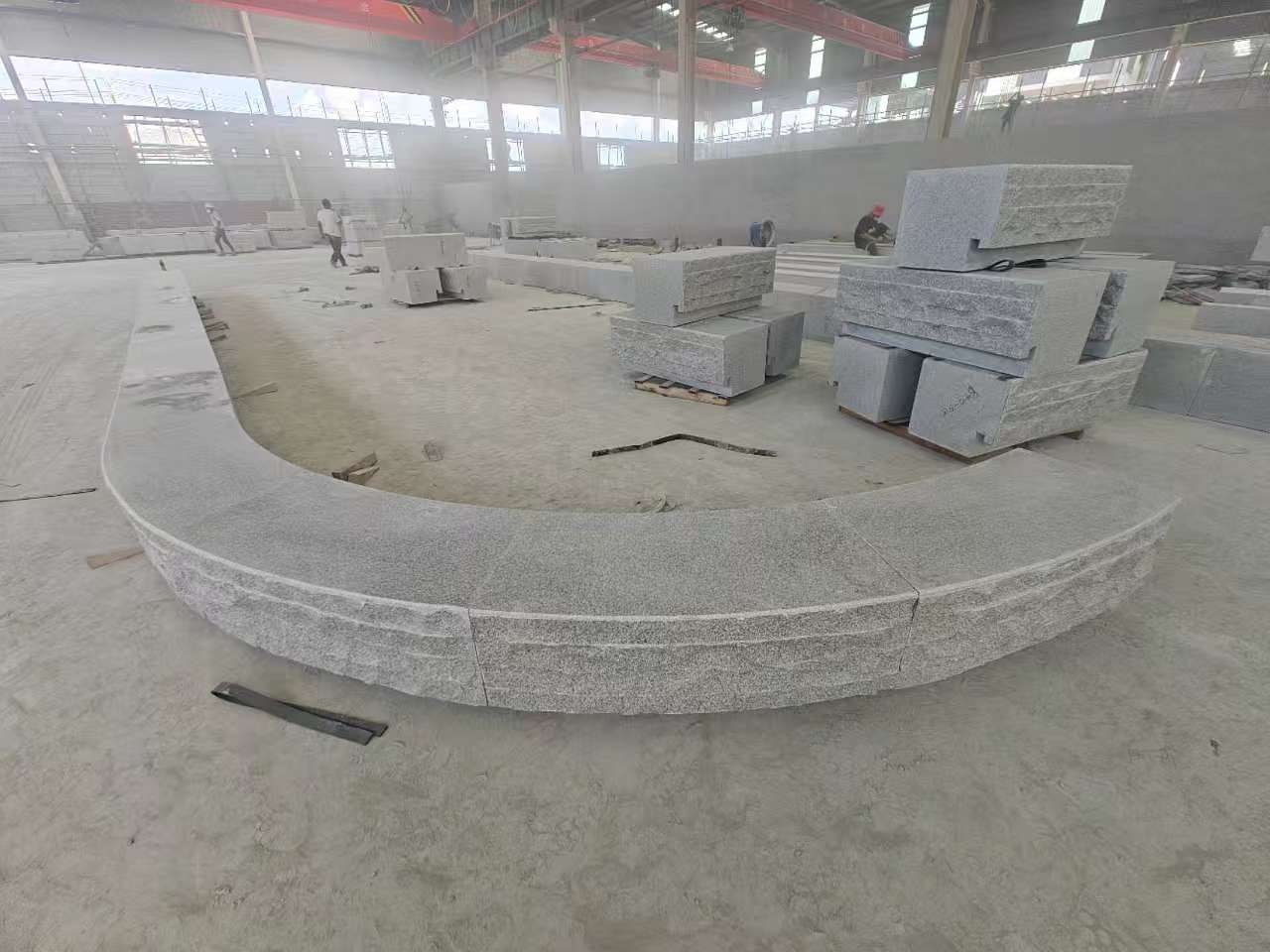 丹东 芝麻白异形坐凳，自然面光面弧形加工