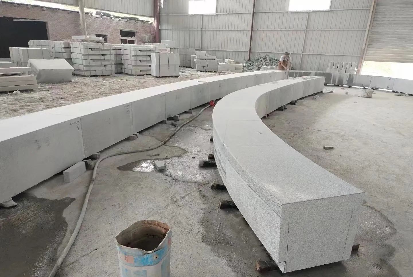 丹东芝麻白花岗岩石板材 园林光面弧形坐凳