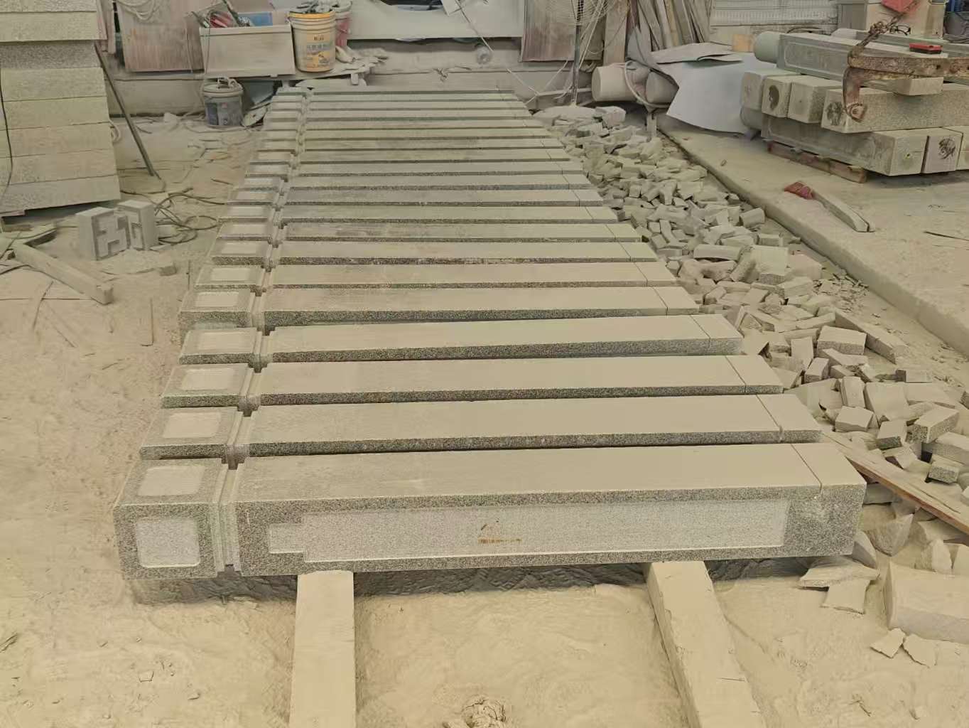 丹东 芝麻白异形加工雕刻-栏杆大柱，方柱