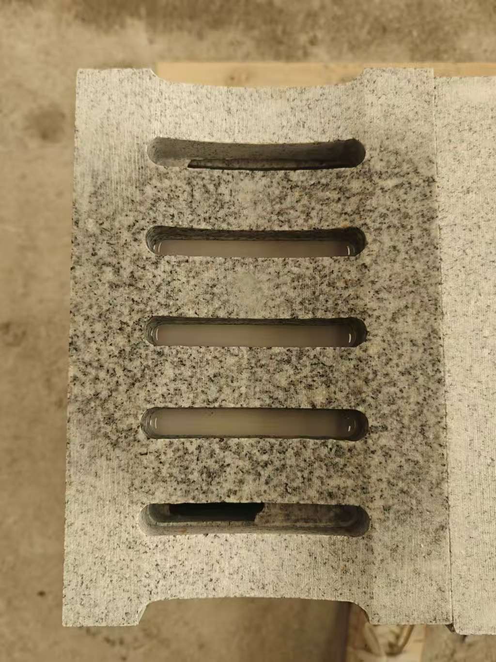 丹东 芝麻白拉丝面花岗岩U型开槽排水槽