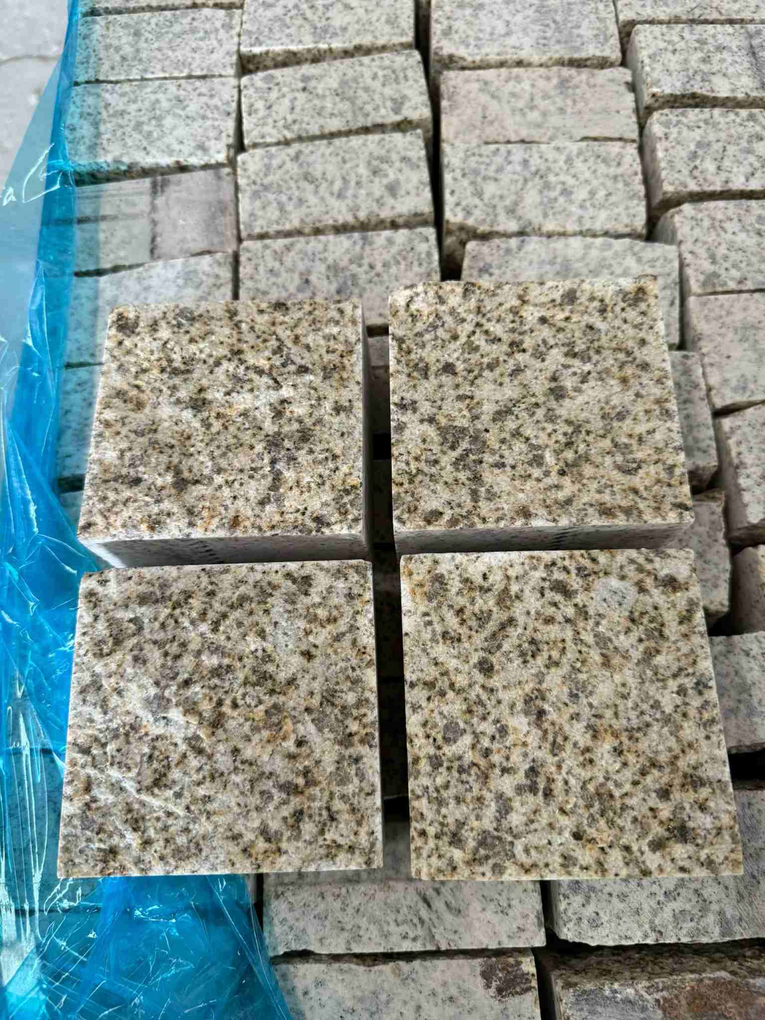 丹东 黄金麻花岗岩自然面小方块，弹石，马蹄石等