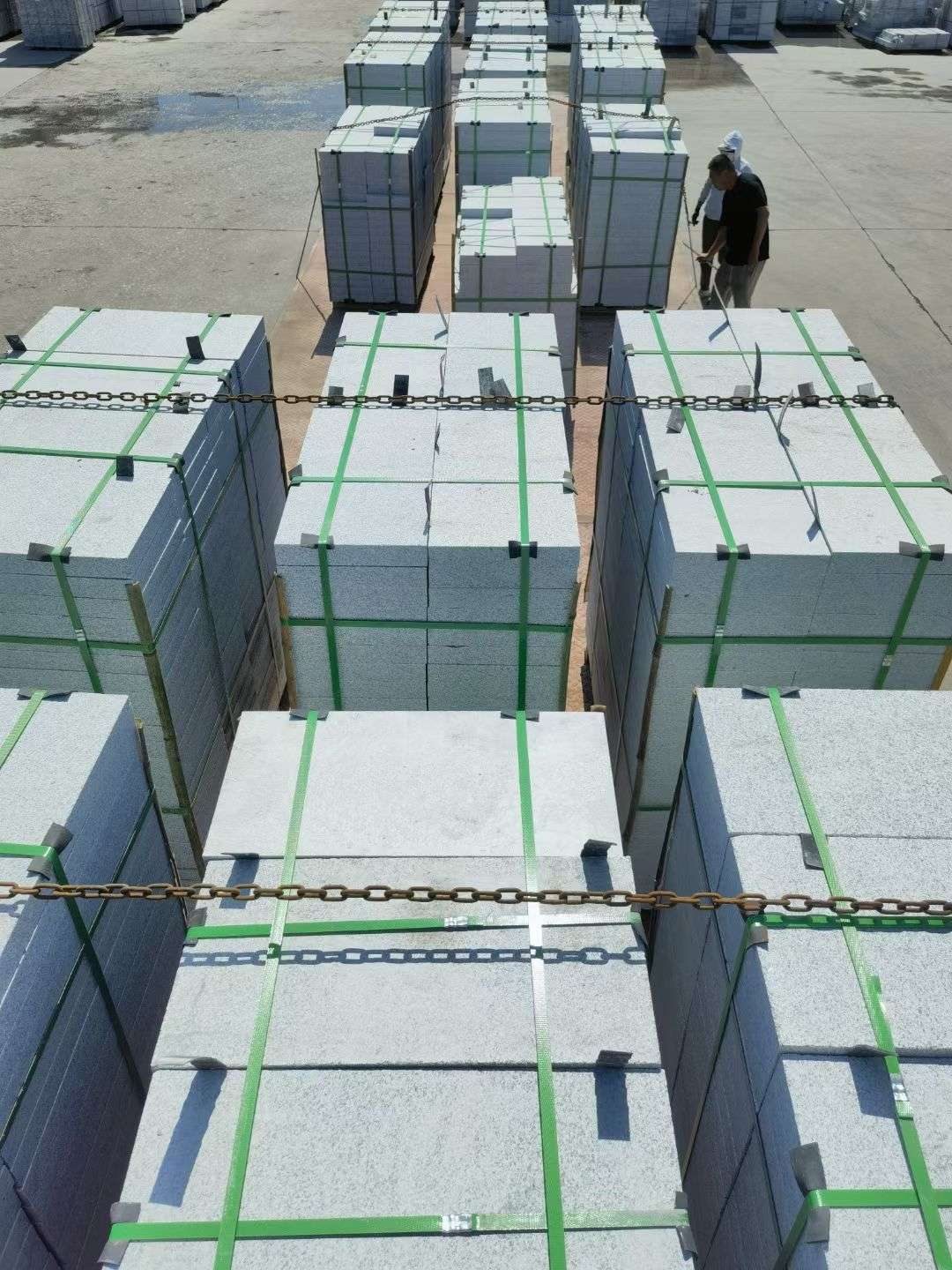 丹东 芝麻白花岗岩5公分地铺石 花岗岩厂家工厂装车日常