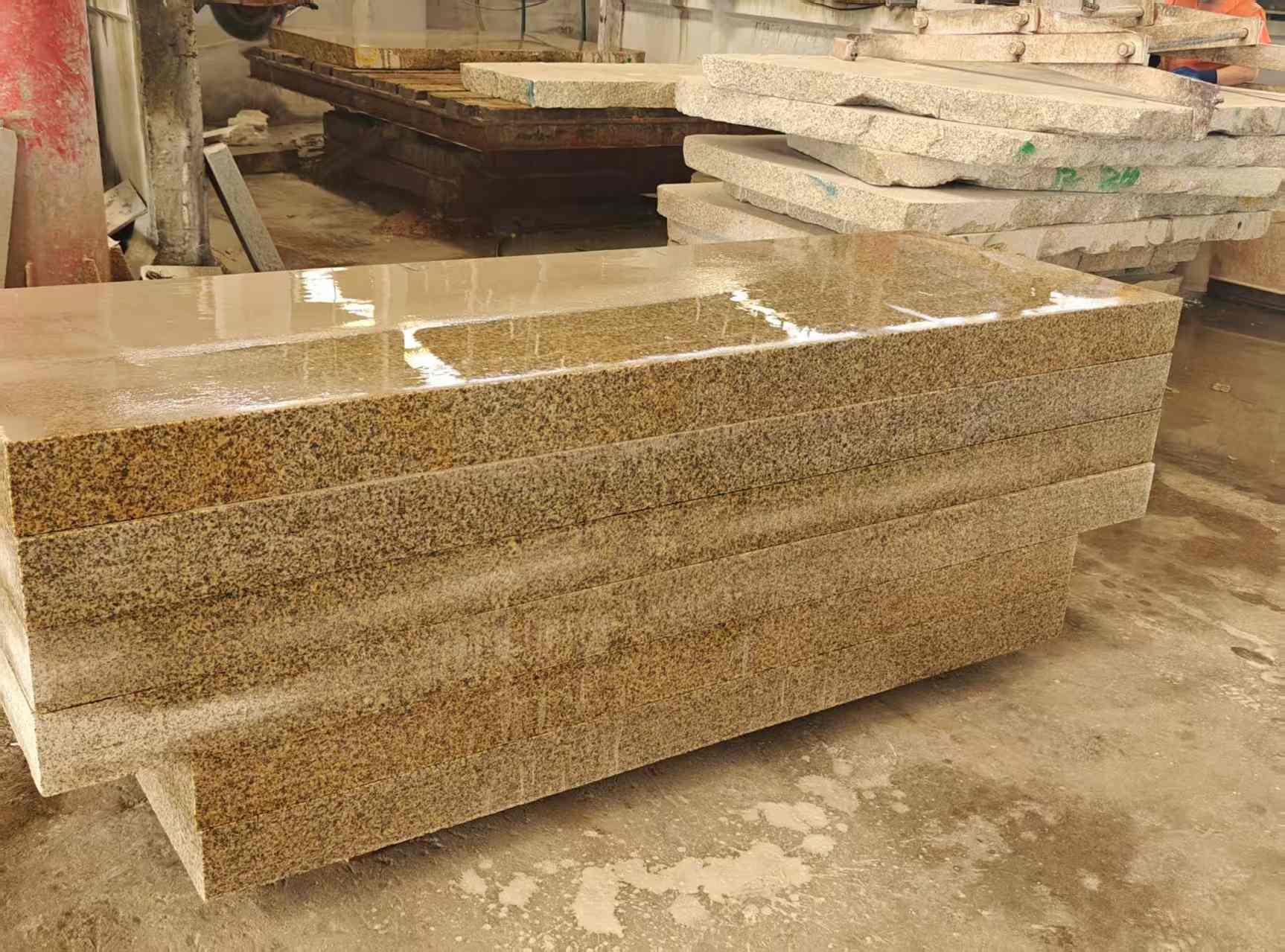 丹东 黄金麻栏杆料半成品加工中