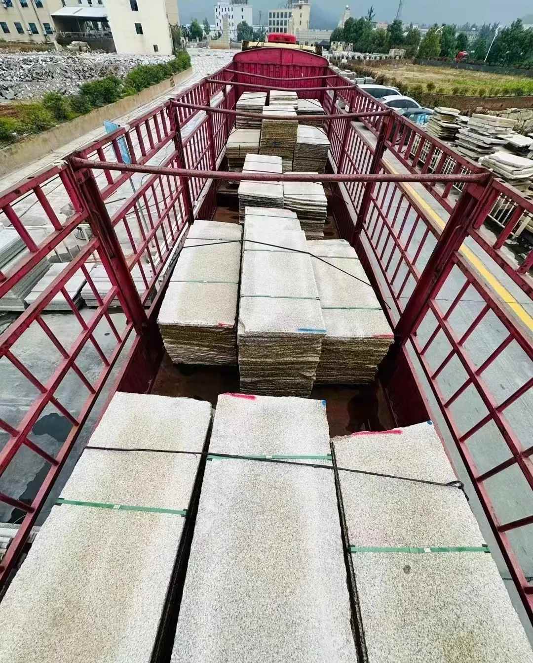 丹东 黄金麻花岗岩荔枝面，光面毛板装车完成