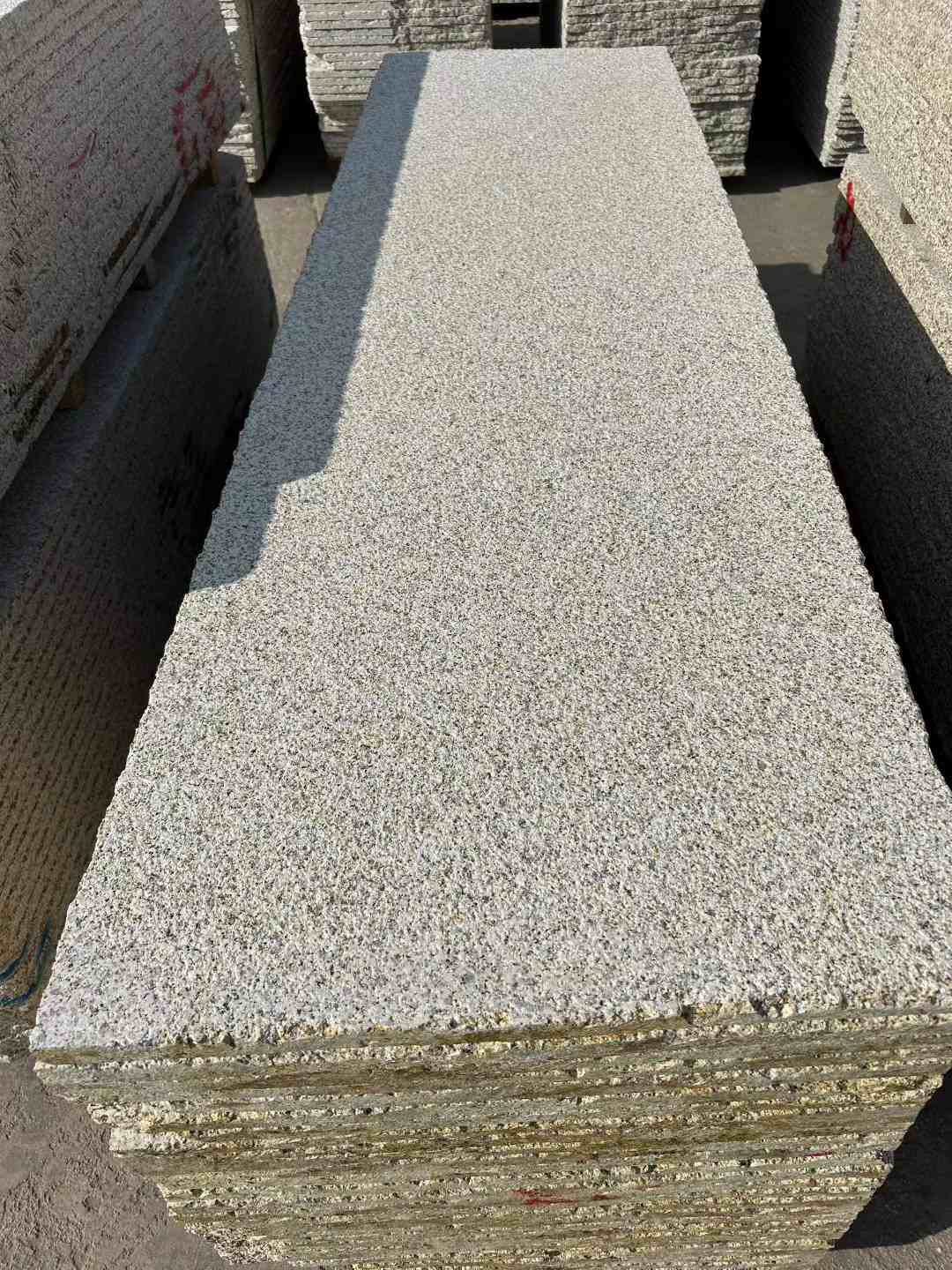 丹东 黄金麻花岗岩荔枝面毛板，半成品