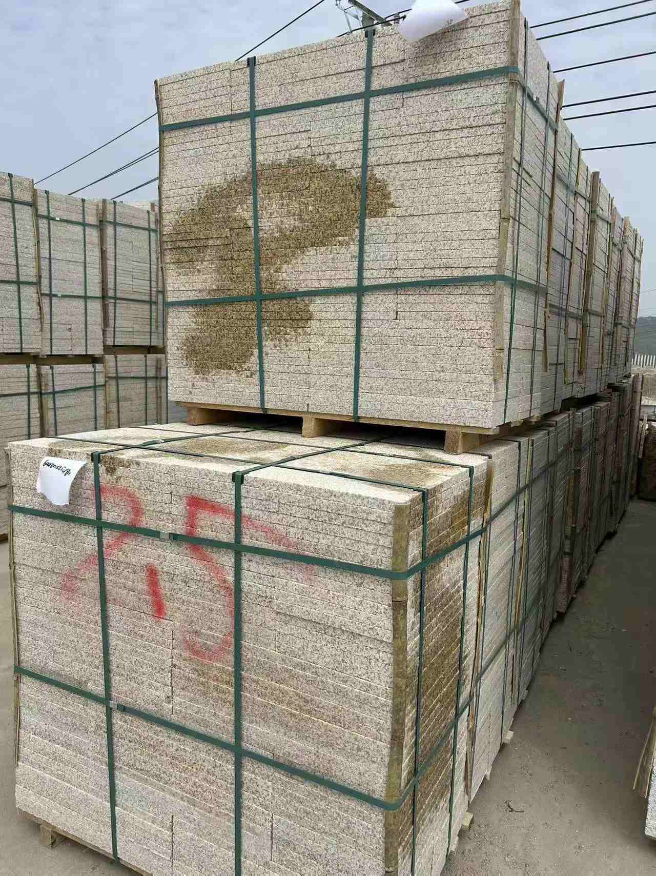 丹东 黄金麻花岗岩石材荔枝面地铺石2.5*300*600