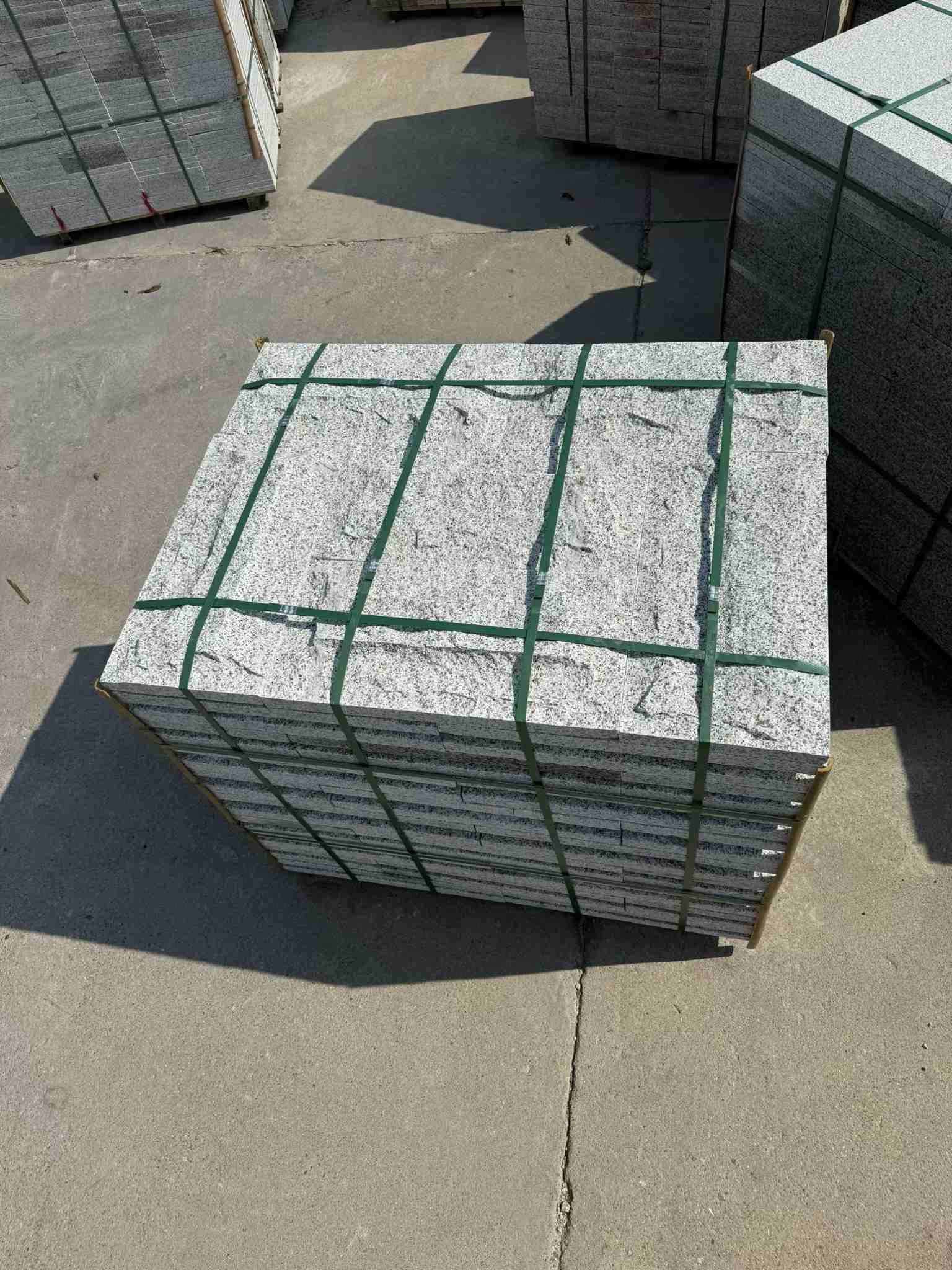 丹东 白麻花岗岩石材自然面蘑菇石成品