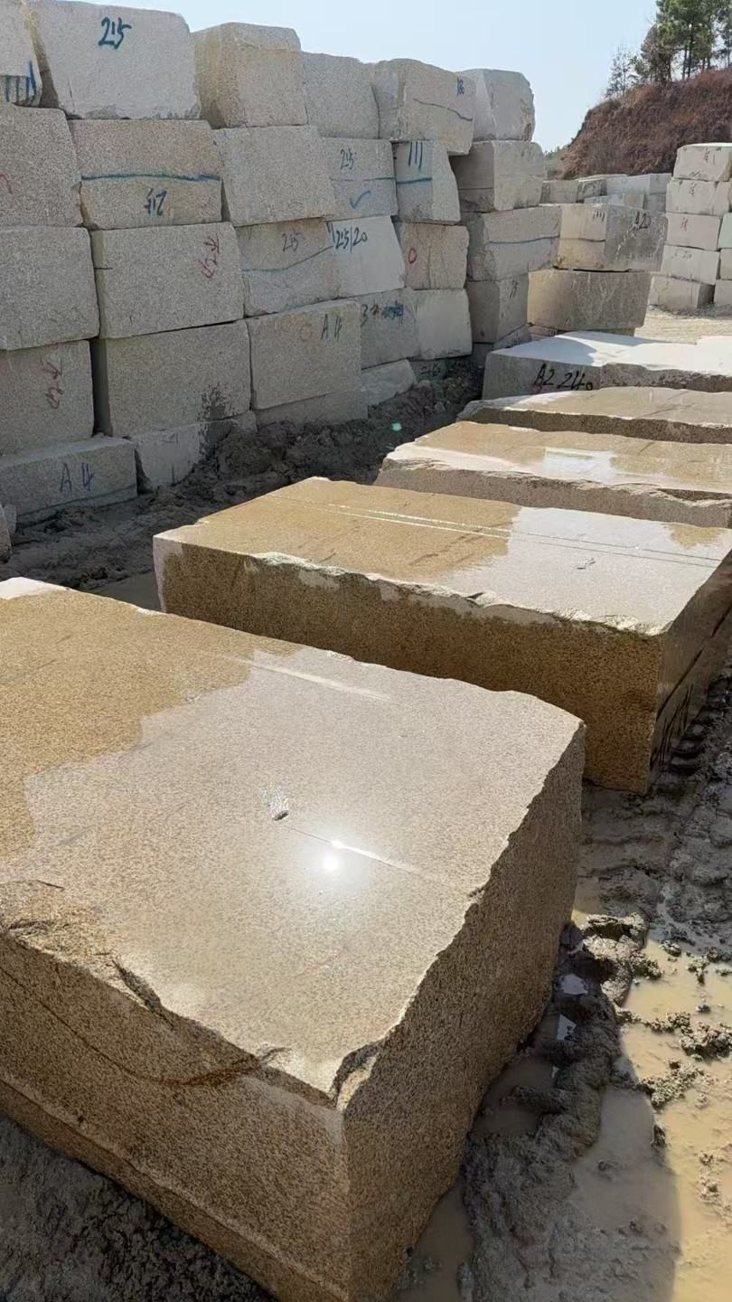 丹东 黄金麻方料堆场洗料分选中，原材料充足