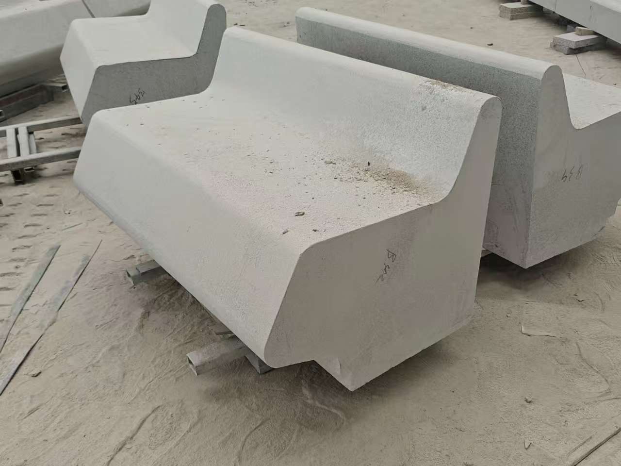 丹东 芝麻白花岗岩异形坐凳，石凳