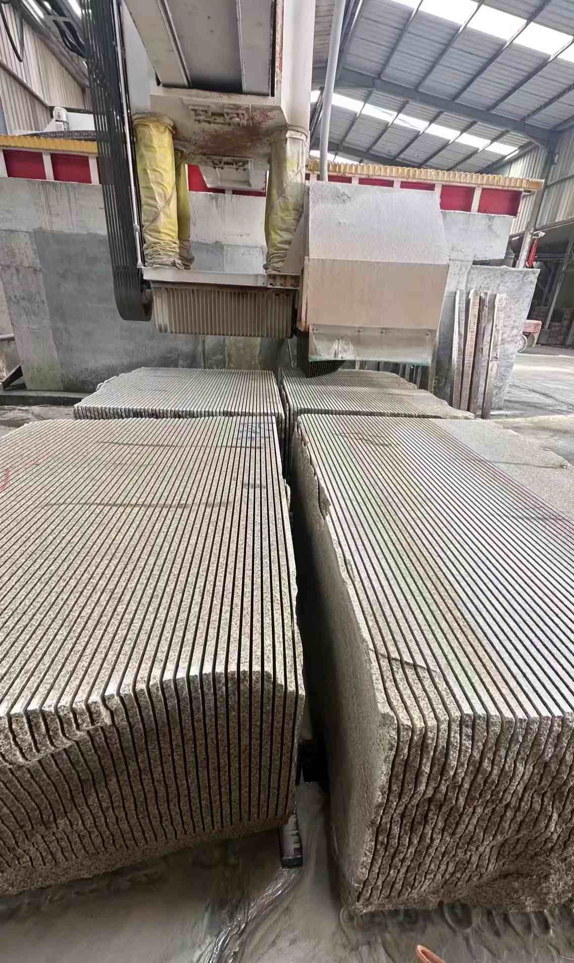 丹东 车间生产日常，黄金麻白麻花岗岩