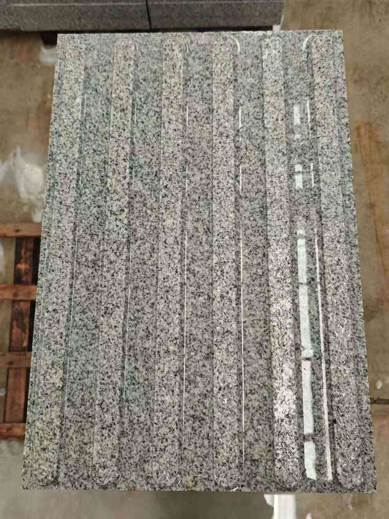 丹东 芝麻白花岗岩荔枝面雕刻盲道，盲条