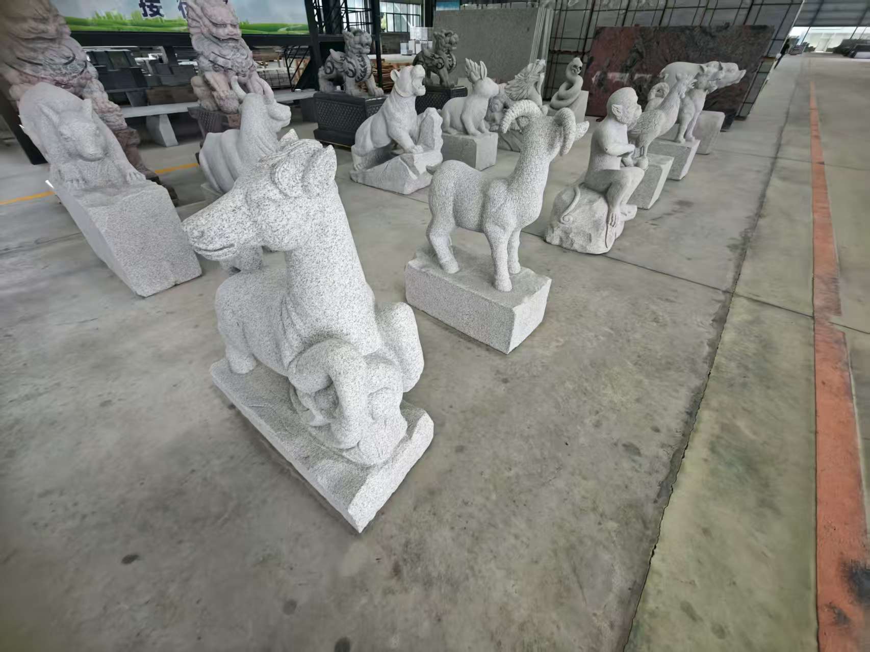 丹东 芝麻白花岗岩造型立体雕刻——十二生肖